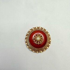 Vintage unique brooch by Sarah Coventry in excellent vintage condition.